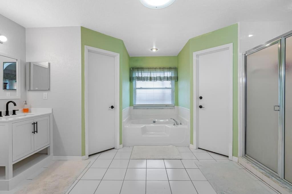 Holiday home 13 Mins From Arcade, Private Pool, & Themed