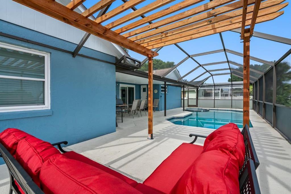 Holiday home 13 Mins From Arcade, Private Pool, & Themed Orlando