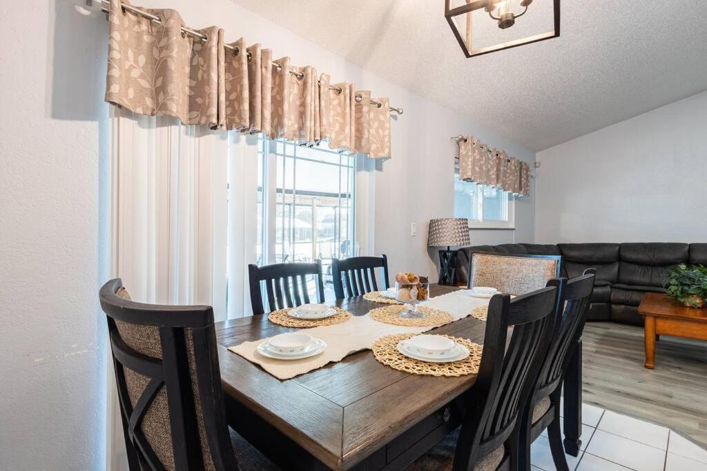 Holiday home 13 Mins From Arcade, Private Pool, & Themed